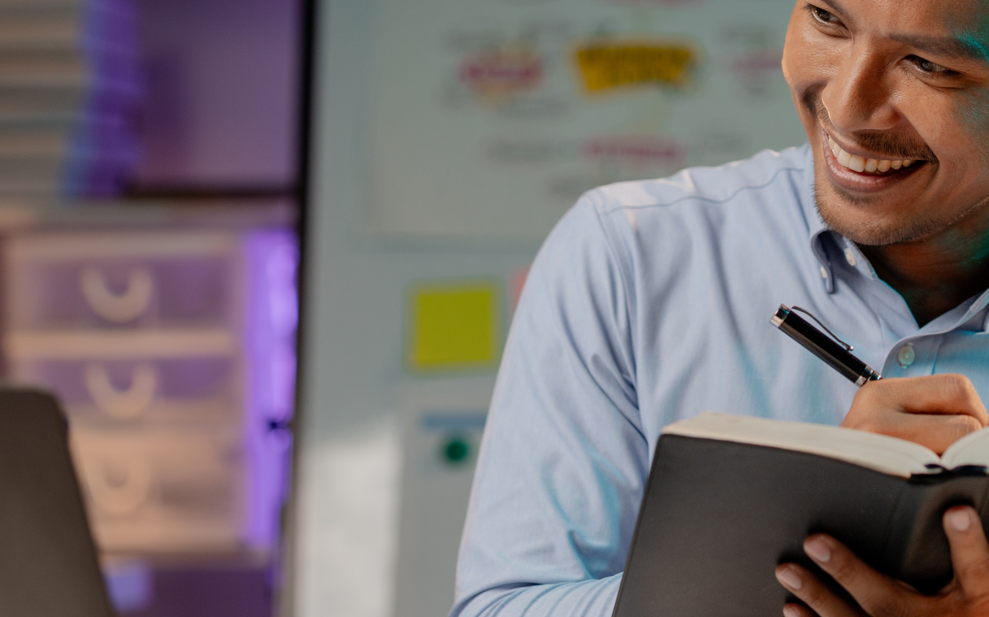 Man op kantoor volgt e-learning op laptop